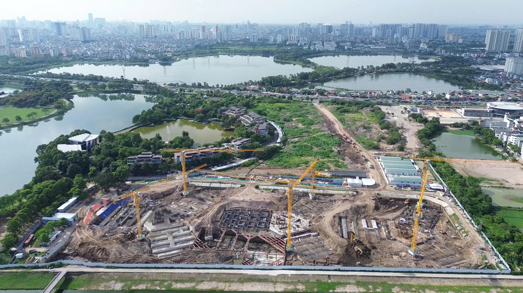 Công trường nhìn về phía hồ và Công viên Yên Sở tại Central Residence Yên Sở