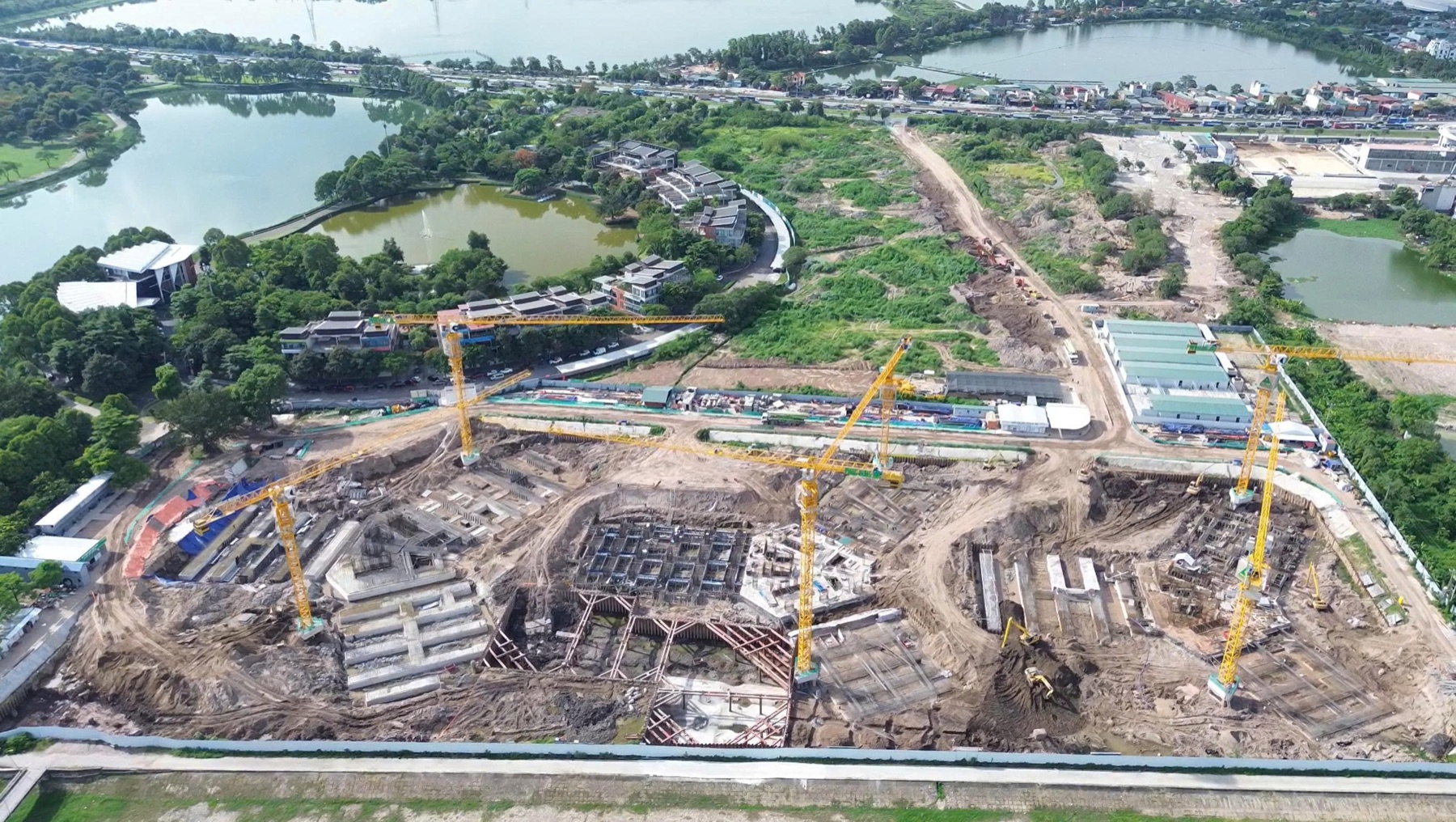 Góc nhìn dọc khu đất với hệ cẩu tháp đang hoạt động tại Central Residence Yên Sở